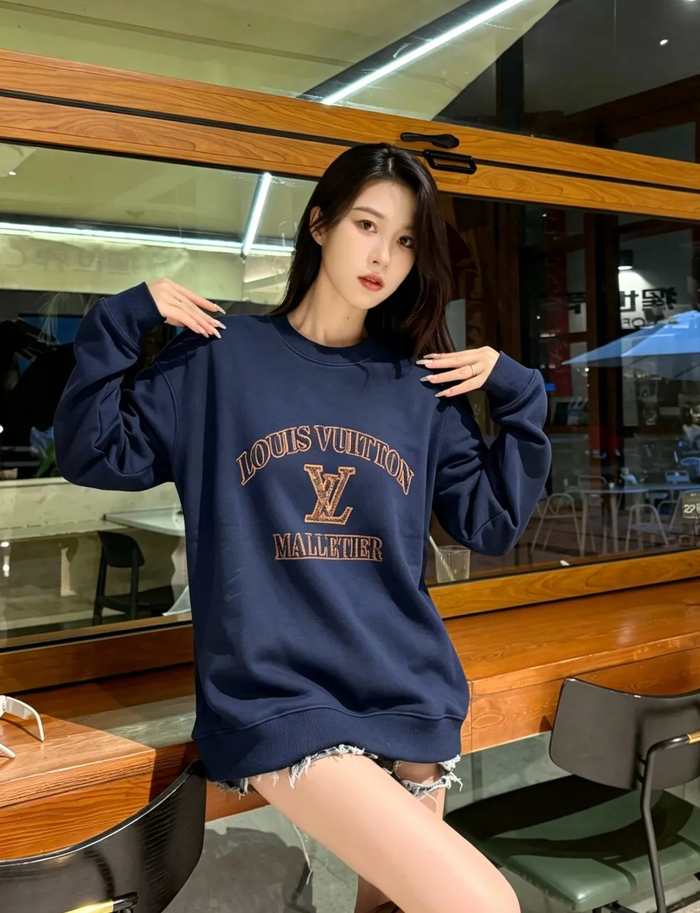 Louis Vuitton/Louis Vuitton leather label letter embroidered crew neck sweatshirt
